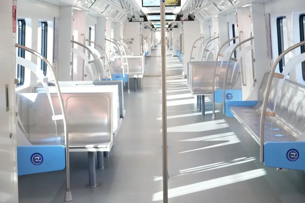 城軌快線15號線列車最大載客量2428人。重慶交通開投鐵路集團供圖