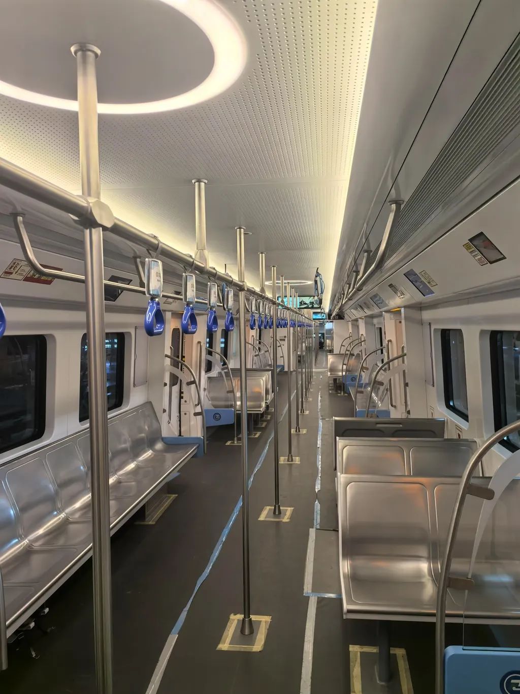 車廂座椅采用橫縱結(jié)合布置方式。重慶交通開投鐵路集團供圖